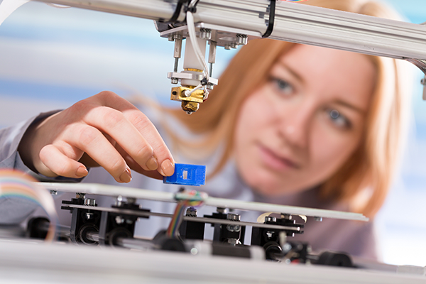Mitarbeterin_Automatisierung Portrait junge Frau in der Automatisierung